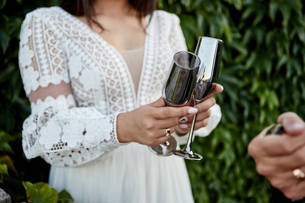 Foto casal brindando taças de vinho para comemorar