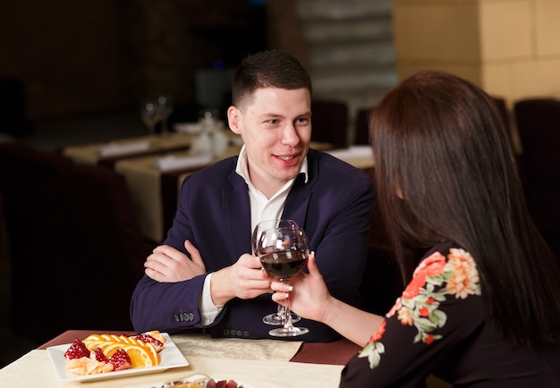 Casal brindando taças de vinho