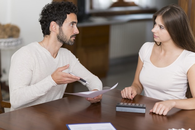 Casal calculando suas despesas em casa