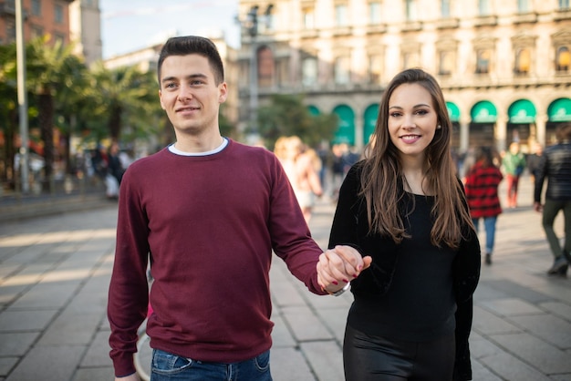 Casal caminhando de mãos dadas