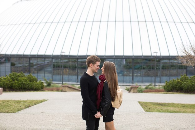 Casal caminhando em paris