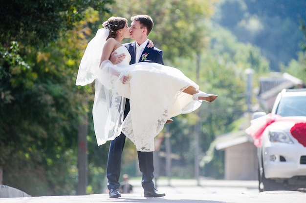 Casal caminhando lá fora