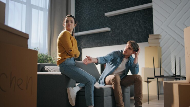 Foto casal cansado mudando de casa sentado em sofá sala de estar família discutindo interior