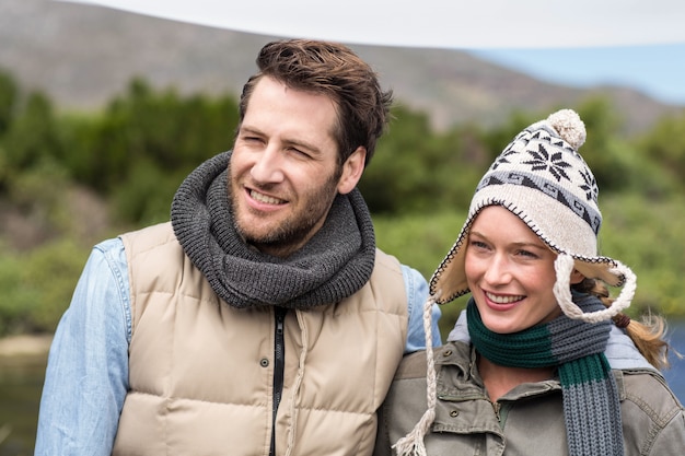 Casal casual feliz em um lago