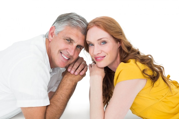 Foto casal casual sorrindo para a câmera