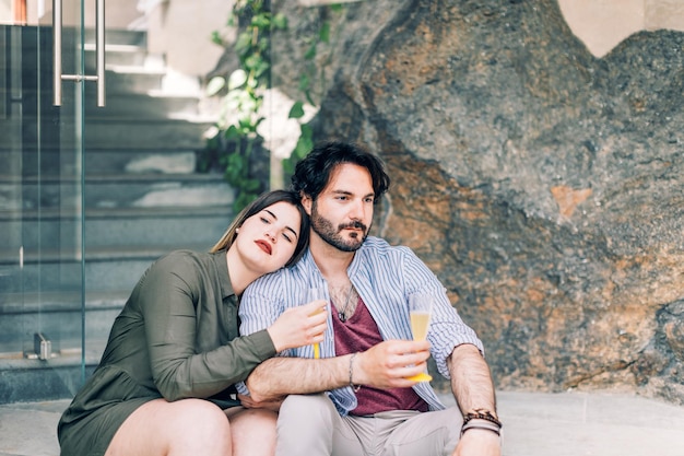 Casal caucasiano casual sonhando jovem relaxando com vinho espumante