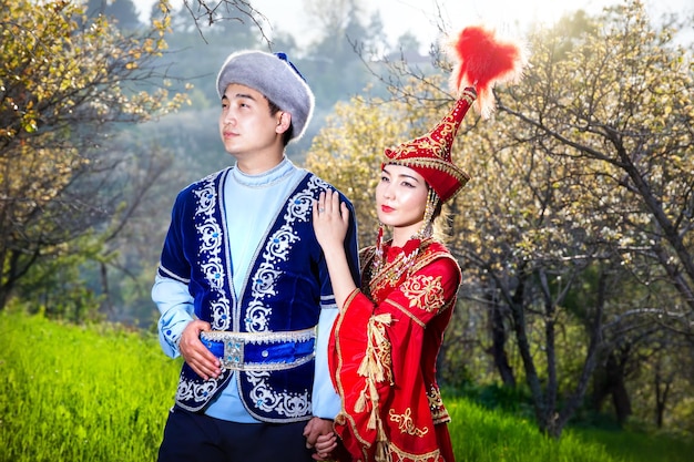 Casal cazaque em traje étnico