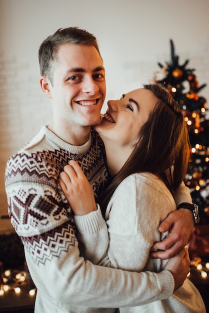 Casal celebra o Natal em um ambiente acolhedor em casa