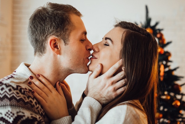 Casal celebra o natal em um ambiente acolhedor em casa