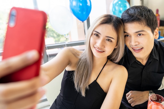 Casal celebração de ano novo selfie