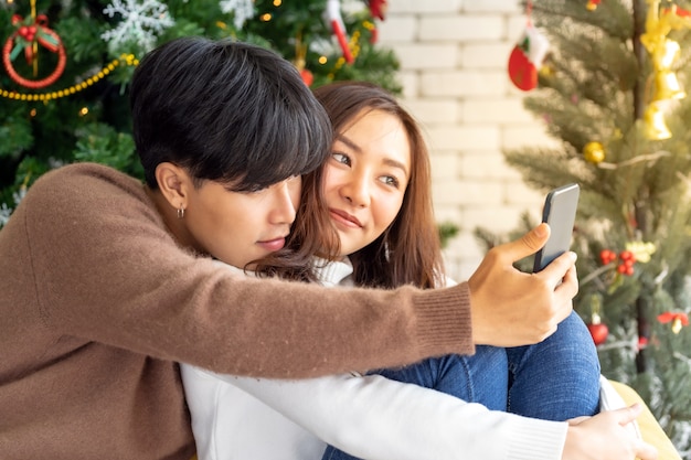 Casal celebração de Natal selfie