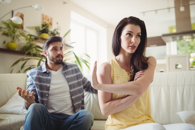 Casal chateado discutindo uns com os outros no sofá