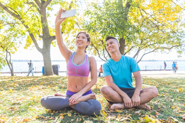 Casal chinês tomando uma selfie depois da sessão de yoga em Toronto