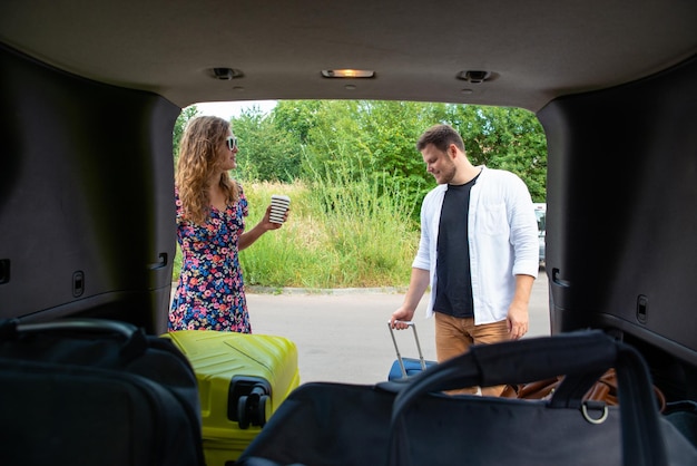 Casal colocou malas no porta-malas do carro