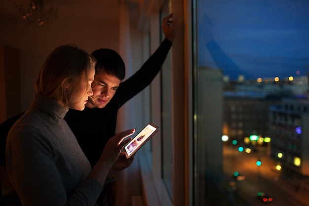 Casal com almofada em casa à noite