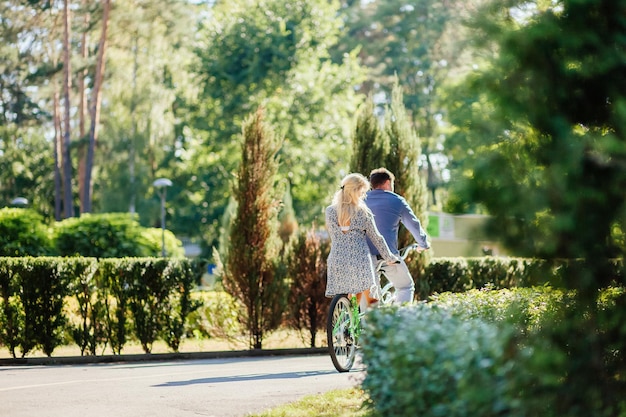 Casal com bicicleta em tandem. lindo casal andando de bicicleta em tandem.