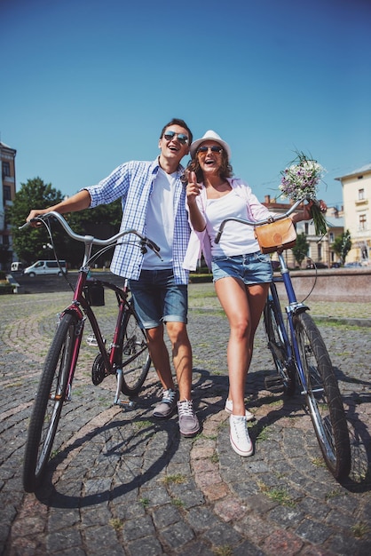 Foto casal com bicicletas