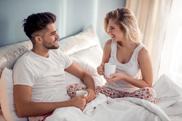 Casal com café na cama