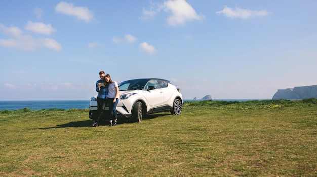 Casal com carro parecendo móvel