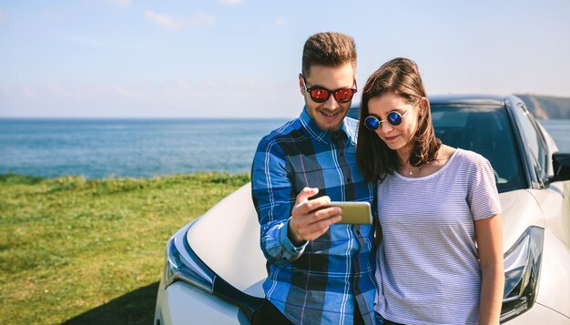 Casal com carro parecendo móvel