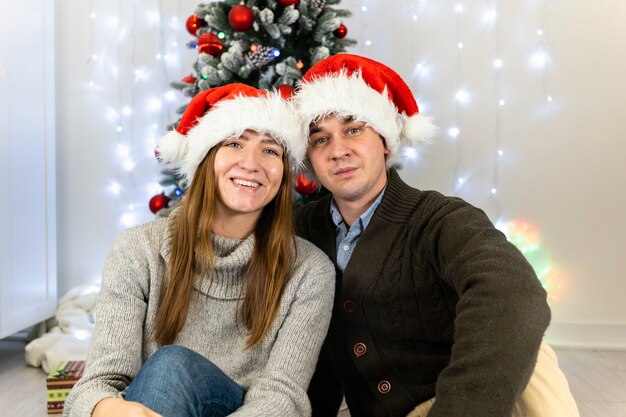 Casal com chapéu de papai noel.