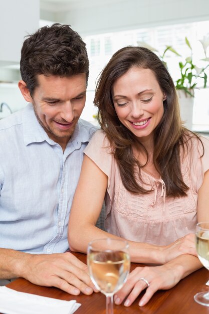 Casal com copo de vinho em casa