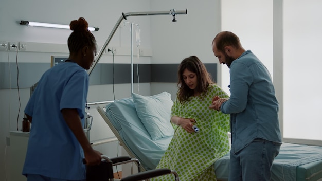 Casal com enfermeira no hospital