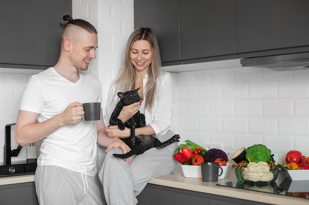 Casal com gato na cozinha