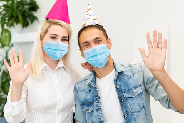 Foto casal com máscaras comemorando. proteção contra vírus e doenças, quarentena doméstica. covid-2019.