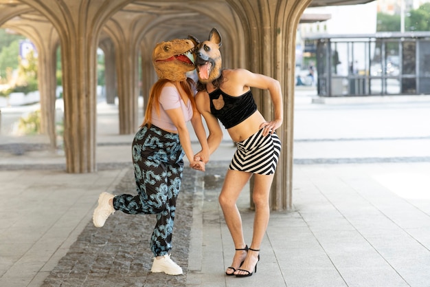 Casal com máscaras de cachorro e dinossauro, conceito de tendência absurdo e engraçado