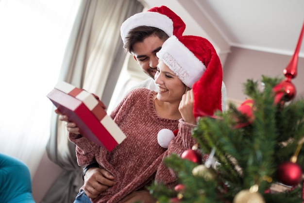 Casal com presente de natal