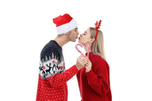 Casal com roupas de natal isolado no fundo branco