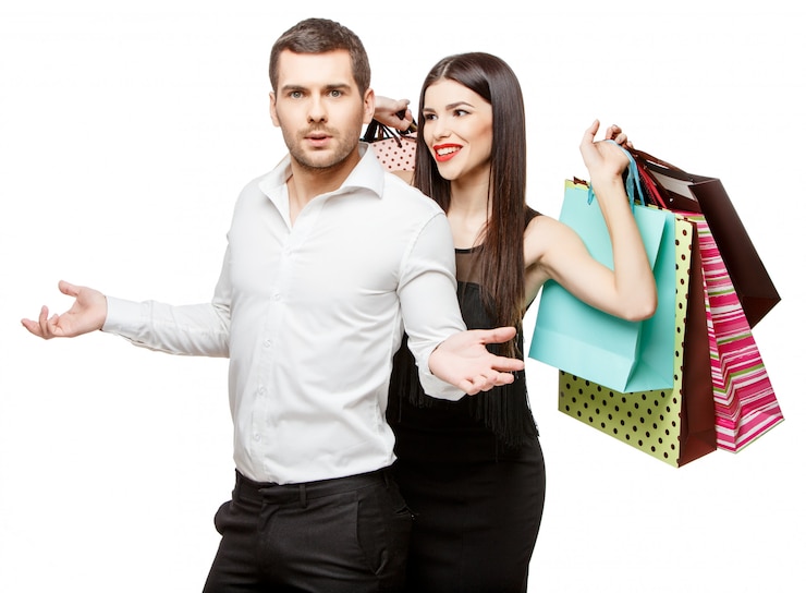 Foto casal com sacolas de compras