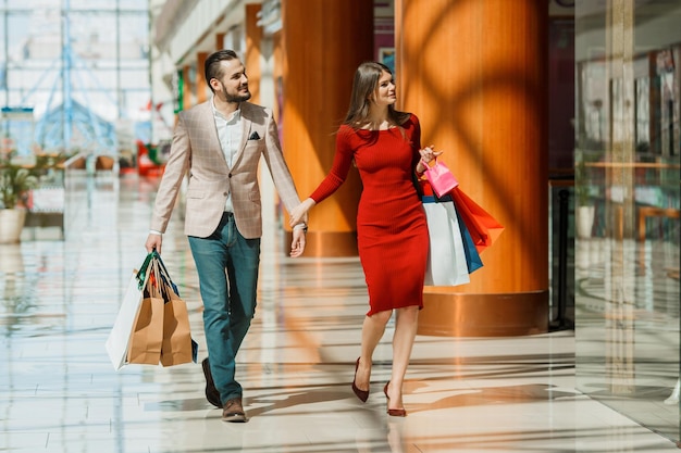 Casal com sacolas de compras