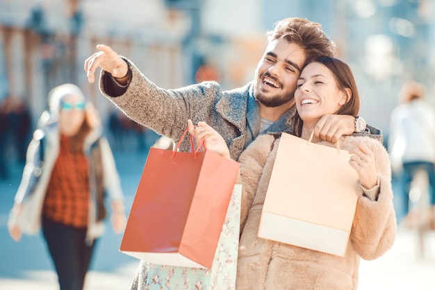 Casal com sacolas de compras