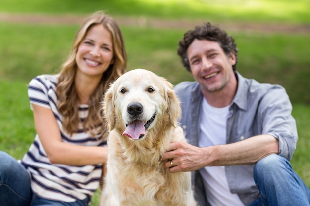 Casal com seu cachorro no parque