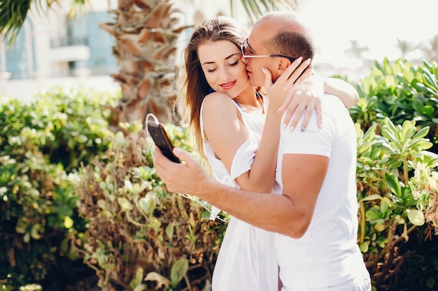 casal com telefone