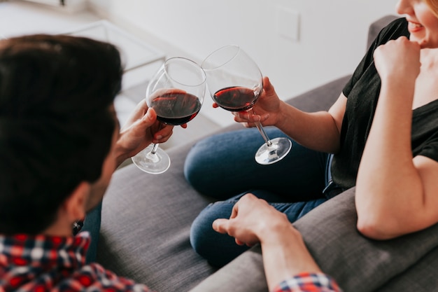 Casal com vinho no sofá