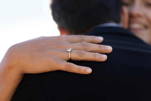 Foto casal comemorando o noivado juntos