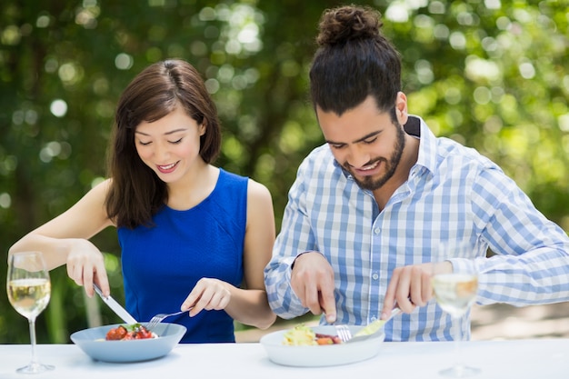 Casal comendo comida em um restaurante