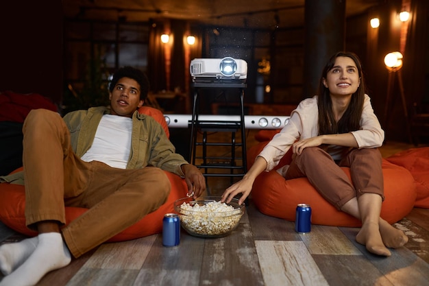 Casal comendo pipoca gosta de assistir filme emocionante