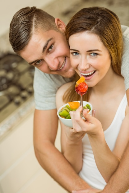 Casal comendo salada de frutas no café da manhã