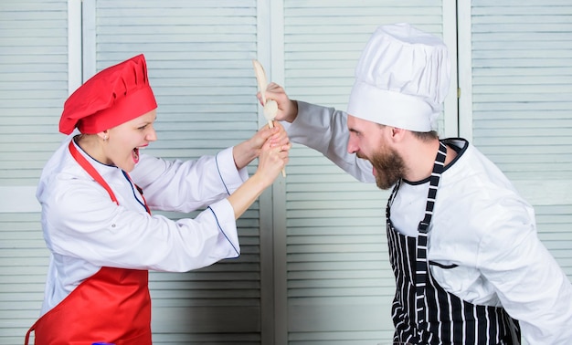 Casal compete em artes culinárias Regras da cozinha Quem cozinha melhor Conceito de batalha culinária Concorrentes de shows culinários de mulher e homem barbudo Desafio final de culinária Batalha culinária de dois chefs