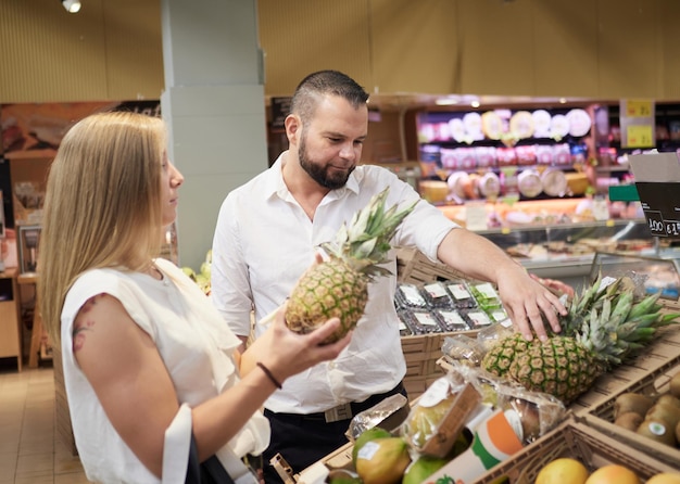 Casal compra frutas no supermercado