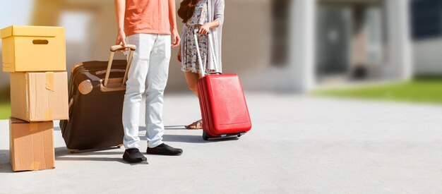 Casal compra uma nova casa. Movendo eletrodomésticos e roupas para dentro de casa.