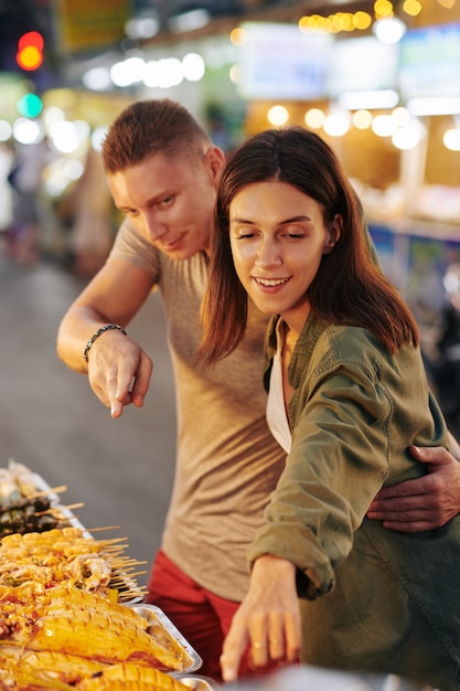 Casal comprando comida de rua