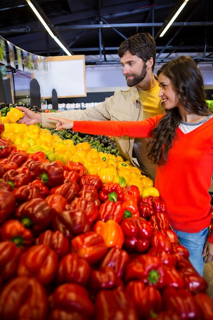 Foto casal comprando legumes na loja orgânica