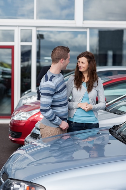 Casal comprando um carro