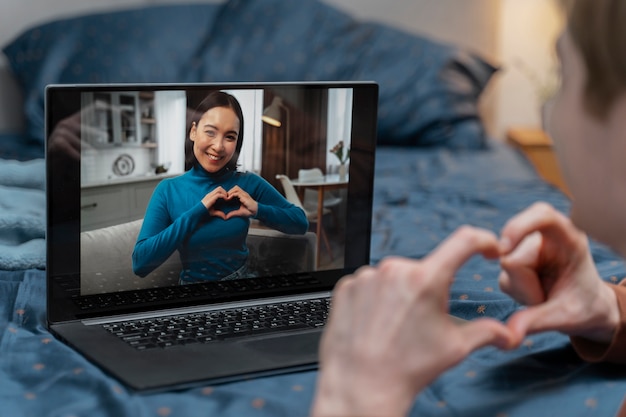 Foto casal conversando no relacionamento de longa distância do laptop