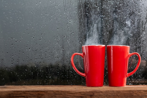 Casal copo vermelho com a chuva